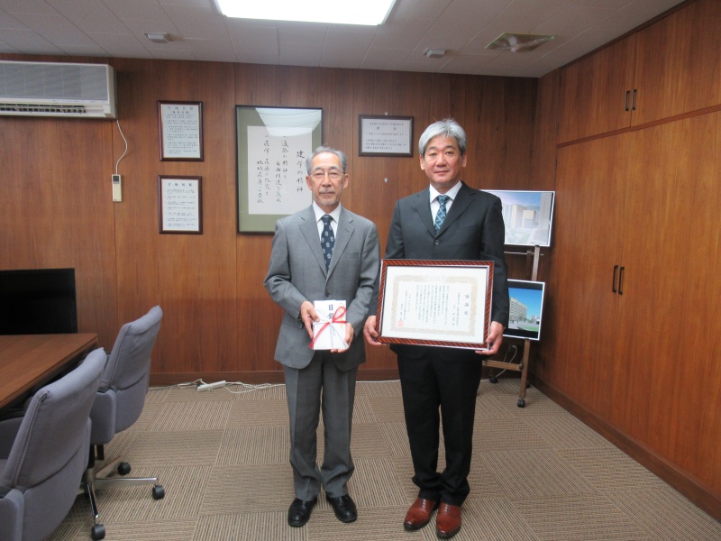 左から：塚本学長、館保健医療学部同窓会長
