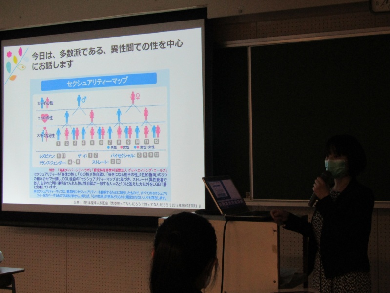 前田講師の講演の様子と、受講する札幌西高校の皆さん