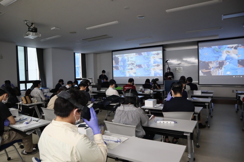 ECMOnetと㈱ジョリーグッドらが共同開発した人工肺ECMOトレーニングVRを使用した研修の様子