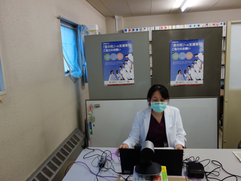 臨床工学部　橋本係長による「杖のかわりにもなる点滴スタンド」のニーズ発表。