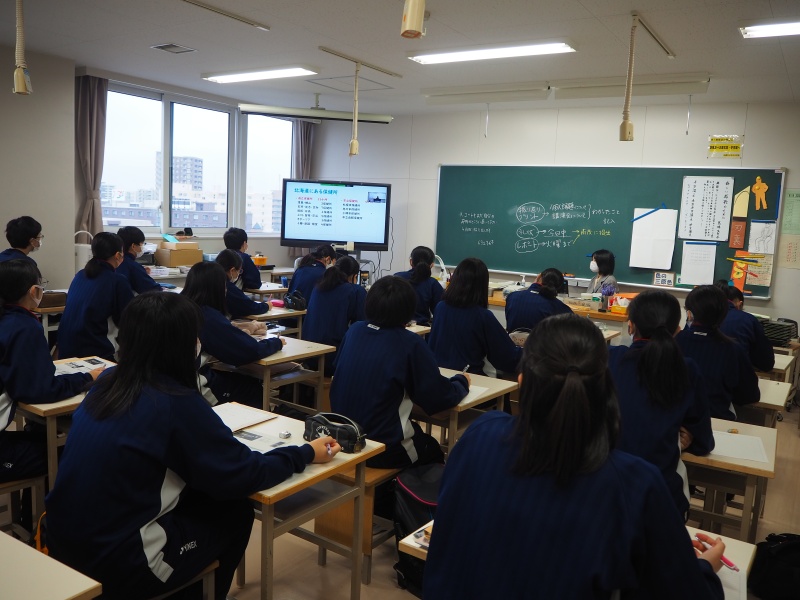 公開講座の様子（青木助教）