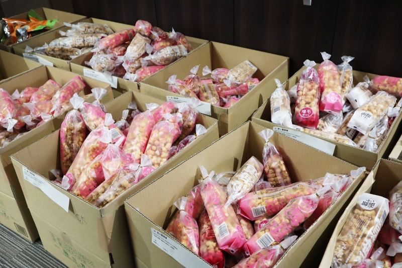 ご寄贈頂いたたくさんのお菓子