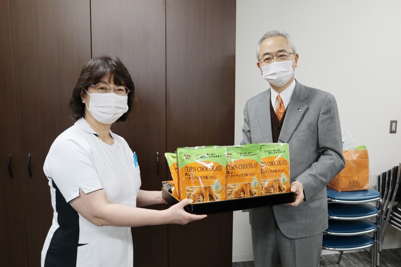 ㈱ホリ様からのお菓子のご寄附