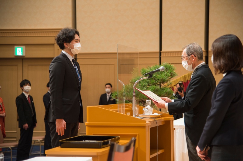 代表者への卒業証書授与