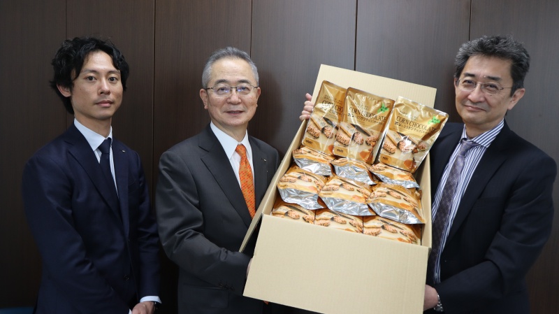 ㈱ホリ様からのお菓子のご寄附