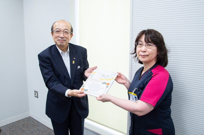 絵本の寄附の様子