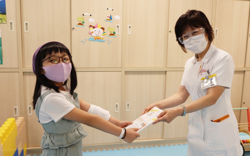 小児科病棟入院中の子供たちに、絵本をプレゼント