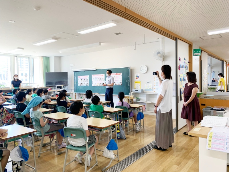 「ありがとうプロジェクト」へ先行的に取り組んでくれた二条小3年生へ公衆衛生活動ポスターと泡石鹸の贈呈式
