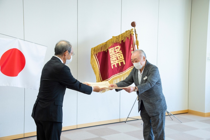 章記贈呈