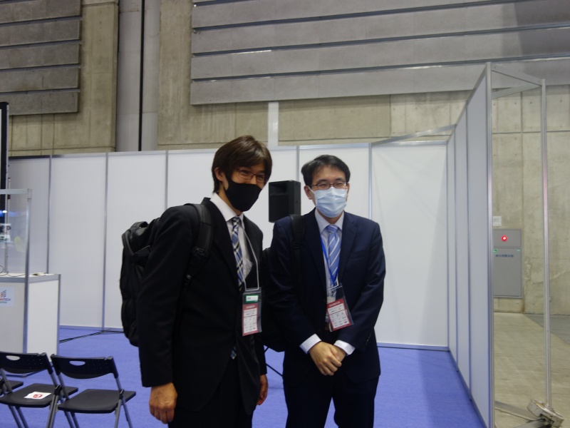 プレゼンテーション会場にて（左：医学部病理学第一講座　廣橋准教授、右：医学部産婦人科学講座　真里谷助教）