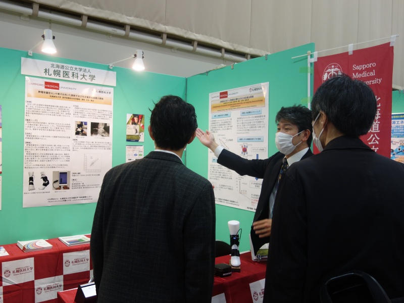 附属産学・地域連携センタ－板垣特任准教授による本学の研究の説明