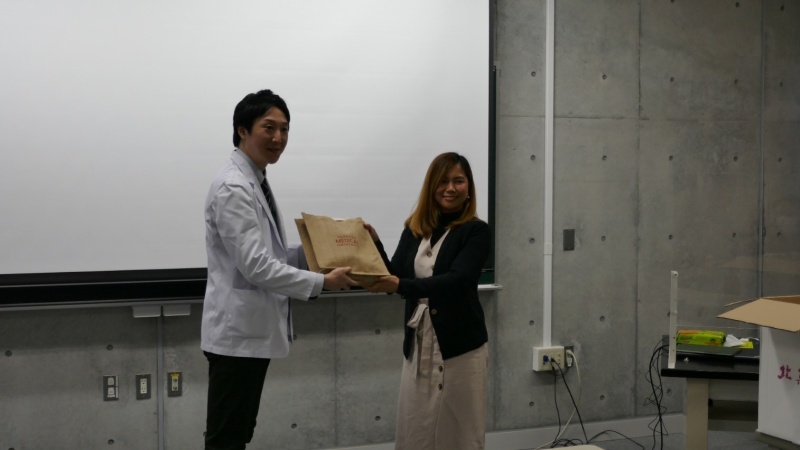 本学オリジナルグッズを渡す様子