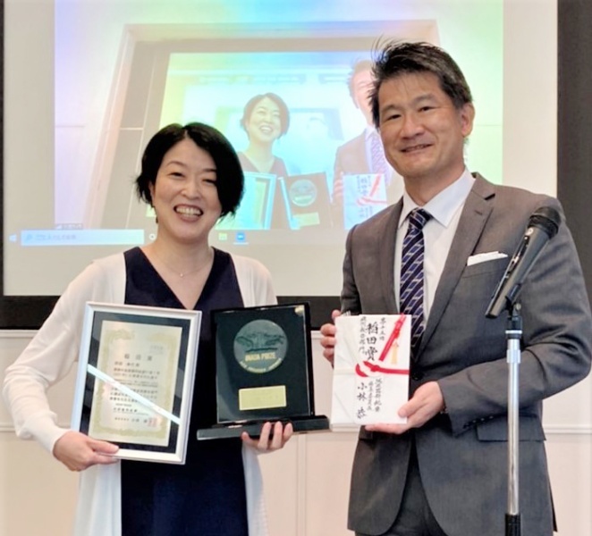 左：医学部泌尿器科学講座　西田幸代助教