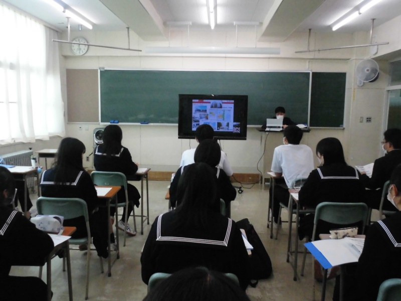 オンライン公開講座を受講する学生の様子