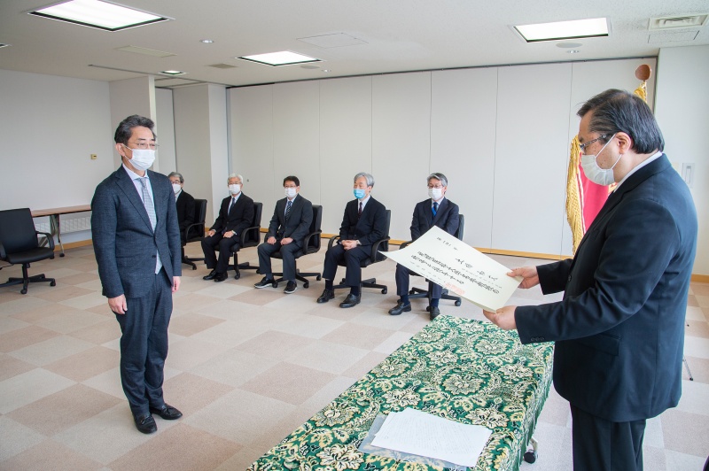 証書授与の様子（土橋名誉教授）