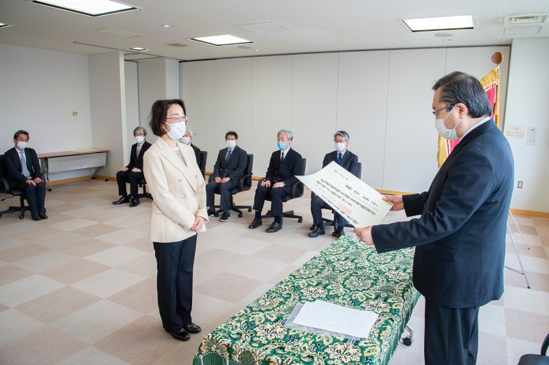 証書授与の様子（藤宮名誉教授）