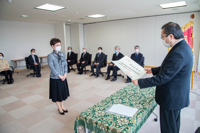 証書授与の様子（大日向名誉教授）