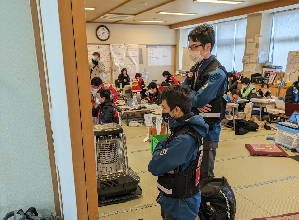 珠洲市DMAT活動拠点本部にて、全国からのDMATチームの統括調整、患者搬送ルート確保などの業務に当たる札幌医科大学DMATチーム