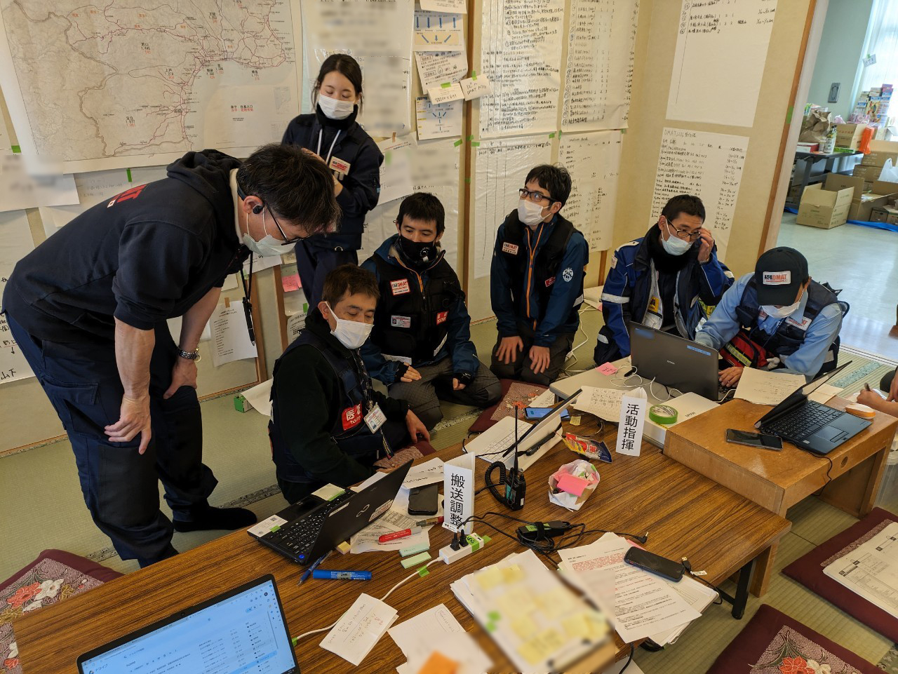珠洲市DMAT活動拠点本部にて、全国からのDMATチームの統括調整、搬送ルート確保などの業務に当たる札幌医科大学DMATチーム