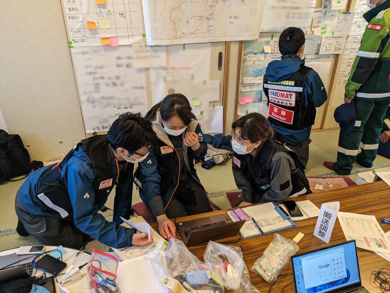 珠洲市DMAT活動拠点本部にて、全国からのDMATチームの統括調整、搬送ルート確保などの業務に当たる札幌医科大学DMATチーム