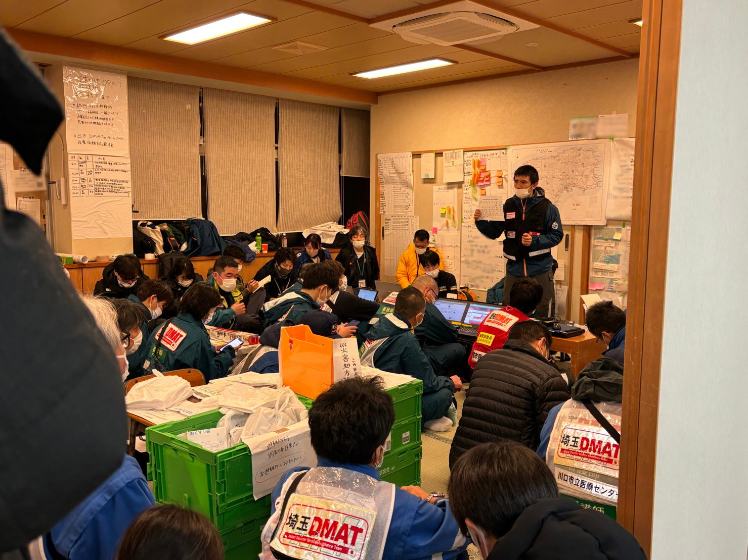 珠洲市DMAT活動拠点本部にて、全国からのDMATチームの統括・指揮の業務に当たる札幌医科大学DMAT　郭医師（中央）