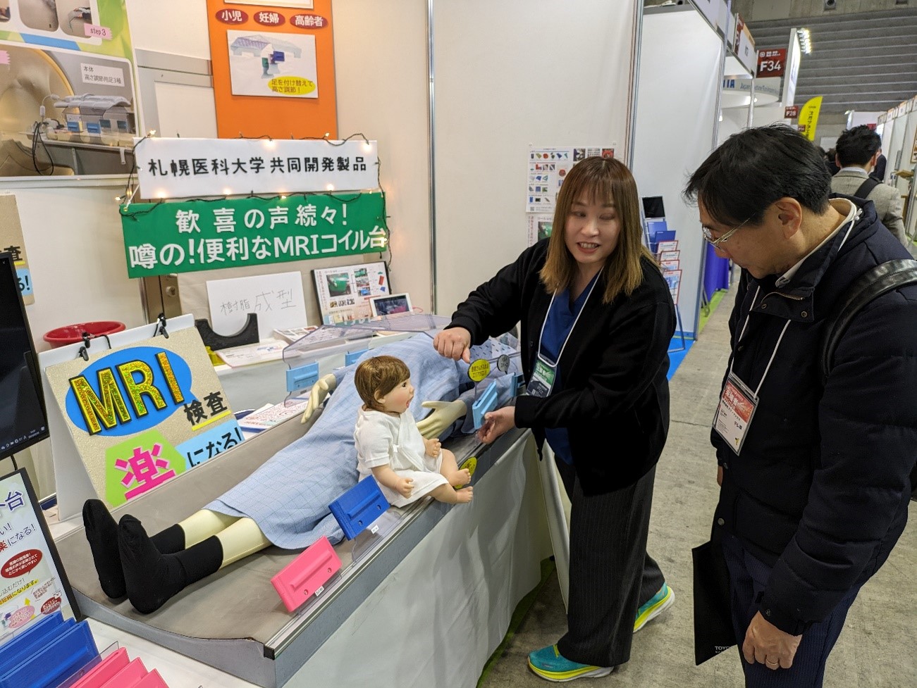 （有）北海化成工業所　製品開発部　櫻井美果氏による「腹部用MRIコイルサポート台」の製品説明