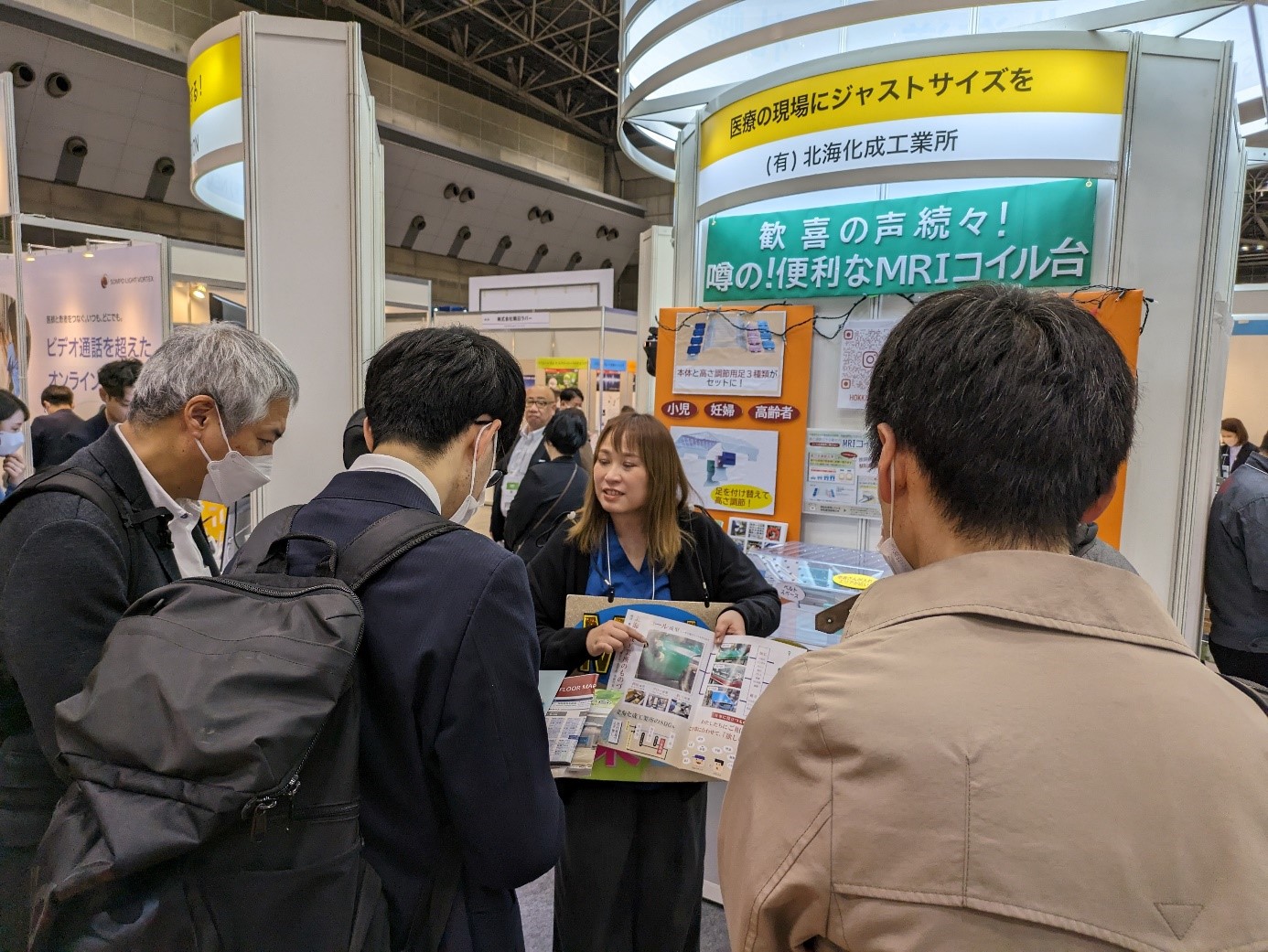 （有）北海化成工業所　製品開発部　櫻井美果氏による「腹部用MRIコイルサポート台」の製品説明