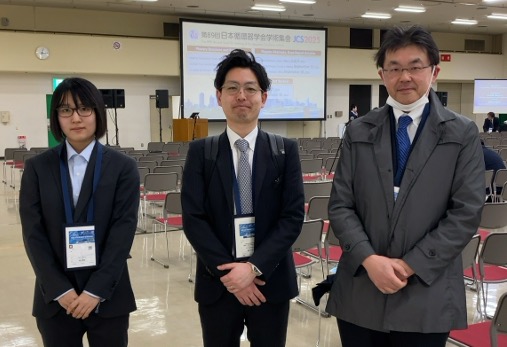 右から：薬理学講座　久野教授、本学薬理学講座/循環器・腎臓・代謝内分泌内科学講座の舘越助教、医学部6年　 木村優姫さん