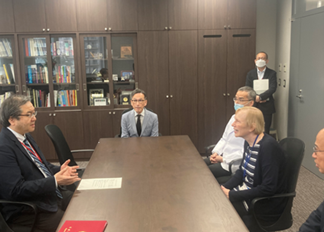 懇談している様子