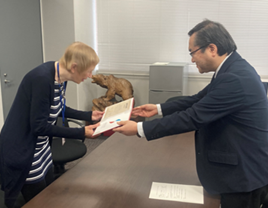 山下理事長・学長より研究に係る感謝状が手交されました。