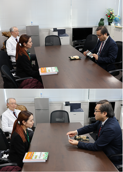 上段：玉城さんよりプレゼントが渡されている様子 下段：山下理事長・学長よりお礼の品が渡されている様子