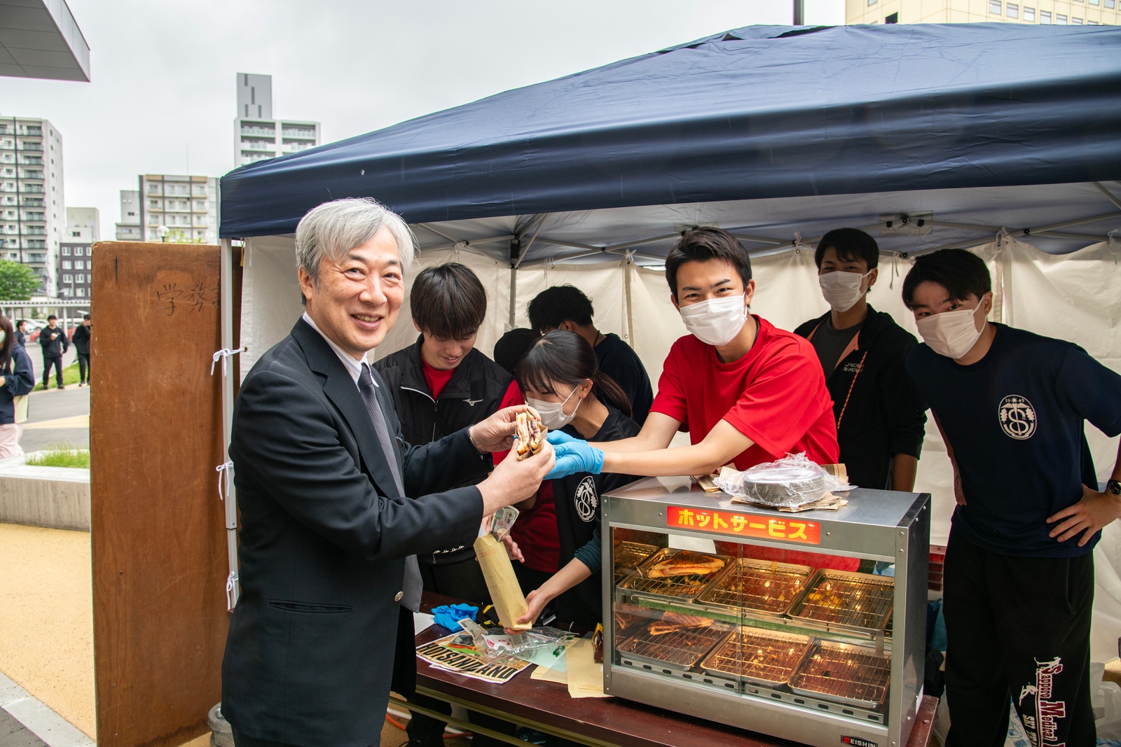 齋藤　豪医学部長も模擬店を訪問！
