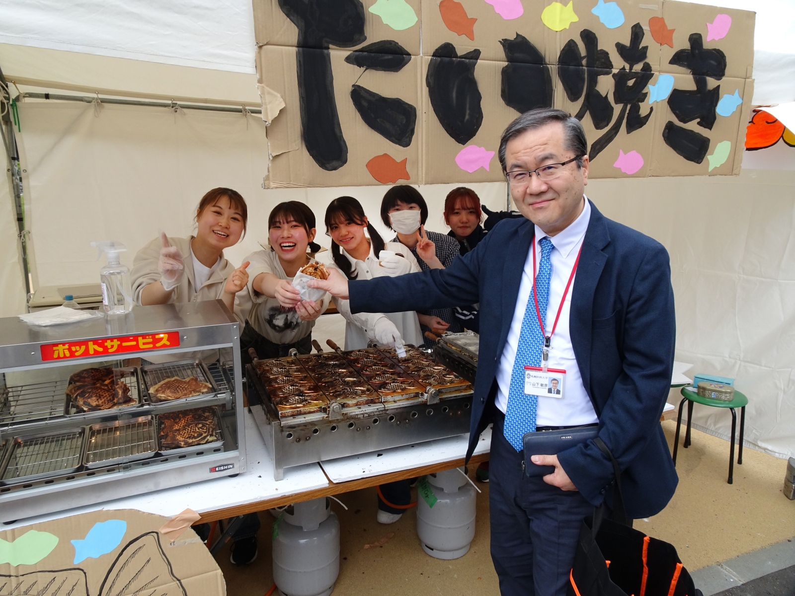 山下　敏彦学長も模擬店を訪問