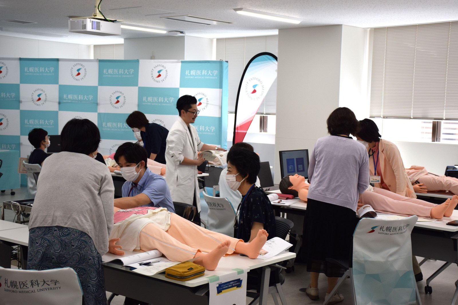 本学や京都科学の協力によって準備された8体のシミュレータ