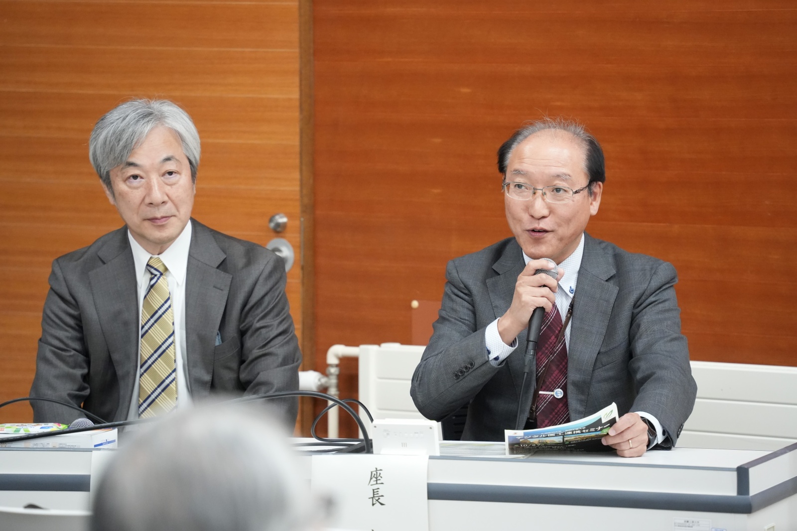 座長を務められた本学・齋藤医学部長と室蘭工業大学・松田副学長