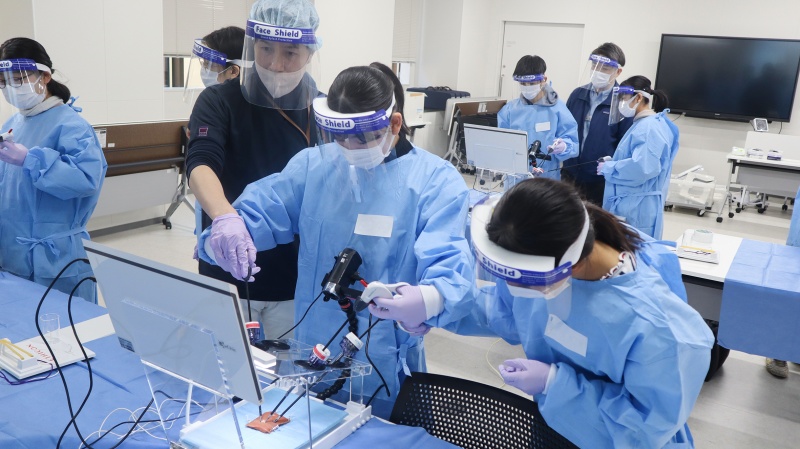 腹腔鏡手術体験の様子
