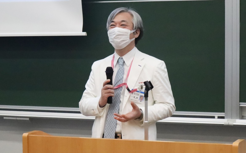 質疑応答の様子（齋藤医学部長）