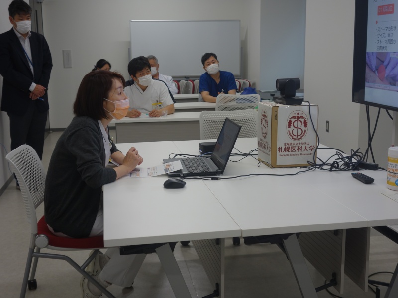 看護部　和泉看護師長による「腹壁の硬さの測定具」のニーズ発表