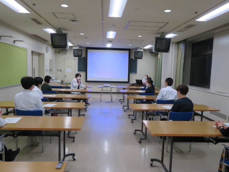 司会進行の様子（泌尿器科　西田幸代　助教）