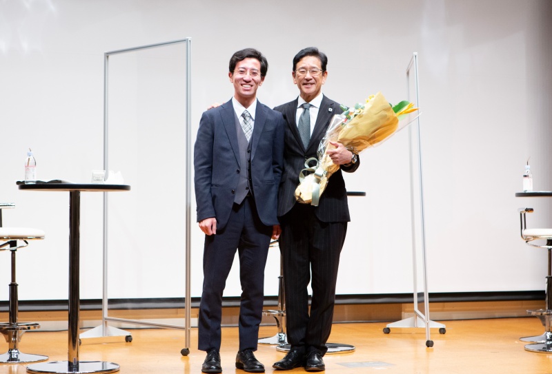 学生による花束贈呈
