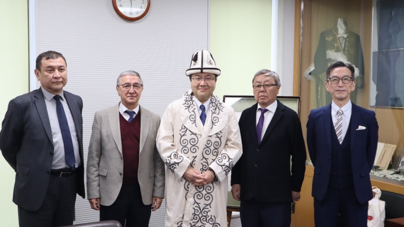 Uzakov Orozali Jaanbraevich副学長 Umetaliev Iusupjan Kaljigitovich学長顧問 Akhunbaev Stalbek Mederovich学長 山下理事長・学長　山蔭国際交流委員長