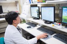 患者さまの治療の間、モニターによる集中管理