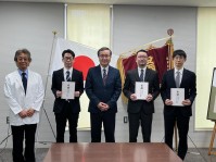 写真6.　重点研究支援事業目録贈呈式　左から本望研究連携推進機構長、久保先生、山下学長、山本先生、我妻先生