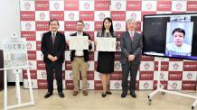 優秀賞、準優秀賞授与式の写真
