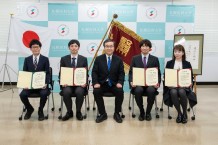 写真1．受賞者記念撮影　左から、篠崎先生、村井係長、山下学長、君塚先生、木井先生