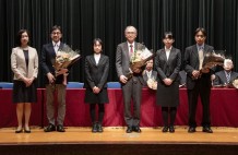 写真2．櫻井教授、石埜教授、松村教授への花束贈呈