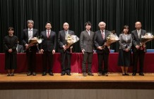 写真3．大黒教授、川原田教授、鳥越教授、時野教授への花束贈呈
