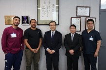 写真5． 左から、ジェイソン先生、キタロング先生、山下学長、 片寄保健医療学部長、山准教授