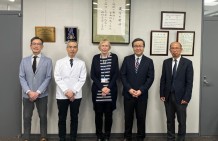 写真2．左から、山蔭国際交流部長、佐久間准教授、Minna Pöyhönen教授、 山下学長、時野教授