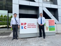 写真9．HPSC正面にて、片寄保健医療学部長と